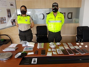 Más de mil gramos de droga y 2.556 dólares decomisados. https://laprensa.com.ec