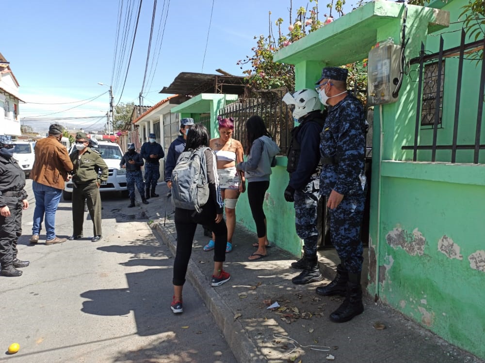 Propietario de una vivienda falleció y ciudadanos venezolanos se adueñaron del lugar. https://laprensa.com.ec