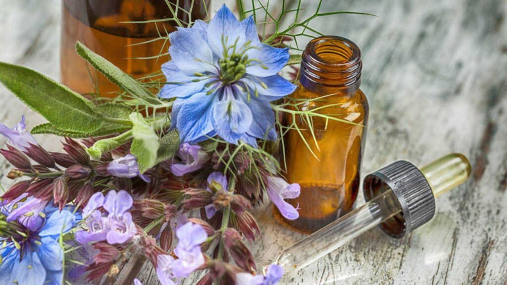 La homepatía contrarresta las enfermedades con plantas, sales minerales... se acude a la naturaleza.