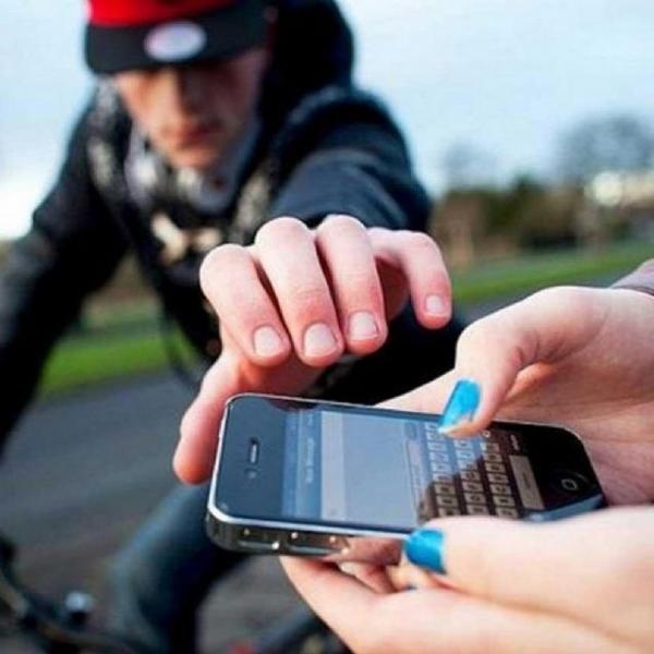 Pareja asaltó a un adolescente