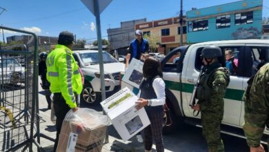 A las 11:24 h, funcionarios del Consejo Nacional Electoral llegaron con las urnas.