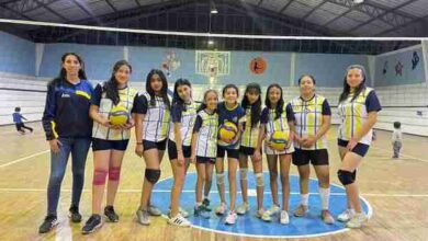 Niñas y jóvenes entrena voleibol en Riobamba