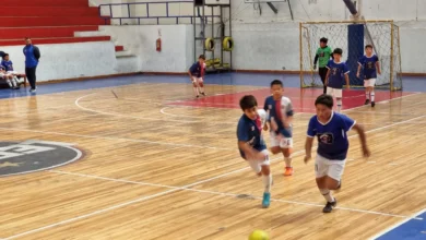 Jóvenes de Colegios durante el juego