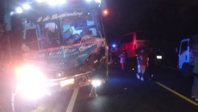 Accidente de tránsito, un bus y un auto liviano colisionaron.