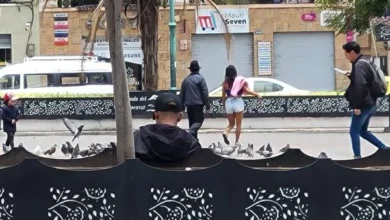 Prepagos en Riobamba trabajan en la Plaza Alfaro, mientras el 'chulo' vigila