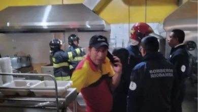 Bomberos atendieron un incendio en local de comida del centro de Riobamba.