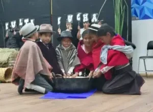 Niños dramatizaron en concurso en Unidad Educativa ‘Carlos Cisneros’, y pusieron en escena su saber y gran talento sobre el escenario institucional