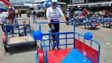 Mujeres también participaron en la carrera de triciclos en Riobamba