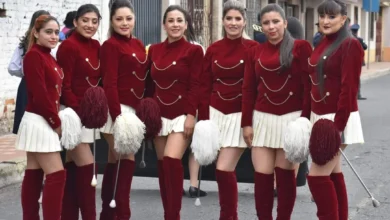 Colegio ‘San Vicente de Paúl’ en el desfile con bellas exbastoneras