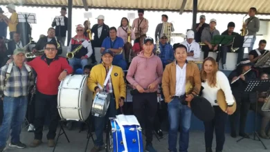 Exalumnos del Vicente Anda Aguirre listos para el desfile.