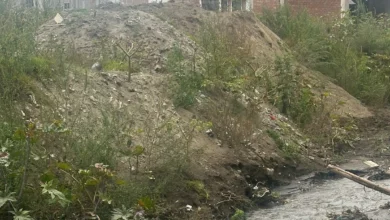 Basura y escombros continúan botando en la quebrada Las Abras