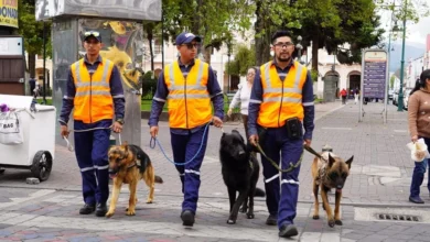 Los integrantes del Escuadrón Canino recorren las calles de Riobamba