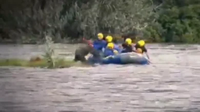 Joven quedó atrapado en el río Chambo, la Policía lo rescató
