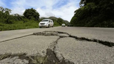 La vía Riobamba-Pallatanga-Guayaquil esta llena de baches que dificultan e tránsito vehicular.