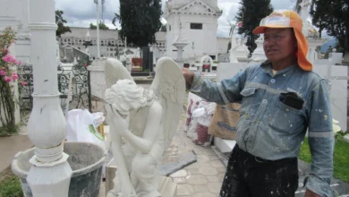 Fernando Tene trabaja como albañil en el cementerio de Riobamba