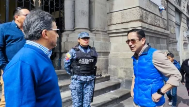 Fabián Codel, Director de Control Municipal junto a un agente de control del Municipio de Riobamba