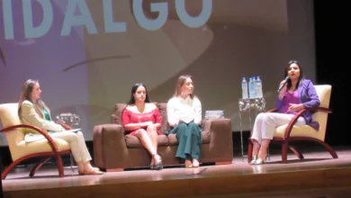 Kombi Violeta llegó a Riobamba para conmemorar los 100 años del voto femenino