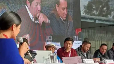 En la Sesión de Concejo del Municipio de Riobamba, Micaela Lema confronta los argumentos de John Vinueza.