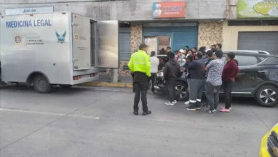 Hombre apuñalado muere en el sector de la avenida 9 de Octubre. Policía Nacional hizo el levantamiento del cadáver.