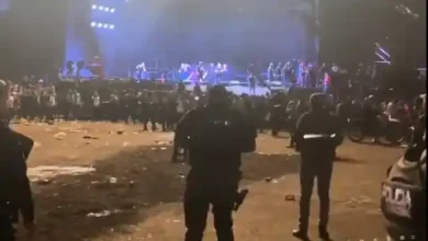 En el concierto de Christian Nodal, en Machala, se suspendió momentáneamente por una alerta de bomba que fue falsa.
