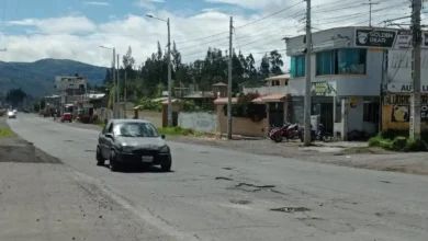 La vía Guano se encuentra llena de baches en el tramo que aún es responsabilidad del Municipio Riobamba.