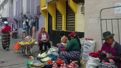 Los comerciantes informales bajan el precio de sus productos a la mitad para resguardarse de las lluvias.