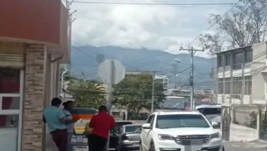 Los taxis piratas se llevan los pasajeros de buses que cubren la ruta Riobamba - Guaranda.