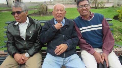 La tercera edad incluye a los adultos mayores, quienes salen al parque a compartir experiencias de vida adquiridas en el trabajo y el hogar.