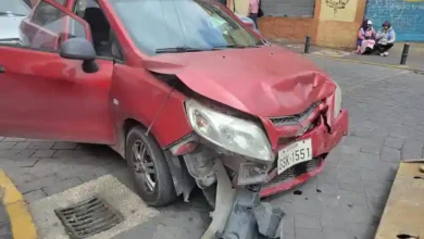 Accidente de tránsito deja daños materiales en Riobamba. habría una persona golpeada producto de la fuerte colisión