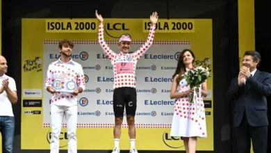 En el Tour de Francia, Richard Carapaz es el nuevo rey de la montaña al sumar 40 puntos y viste el maillot de lunares azules.