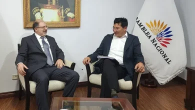 Alcalde de Riobamba, John Vinueza junto a Henry Kronfle en la Asamblea Nacional.