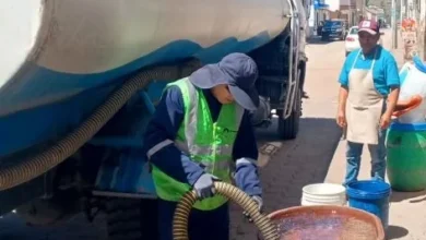 Colaboradores del Municipio Riobamba reparten agua potable en las comunidades.
