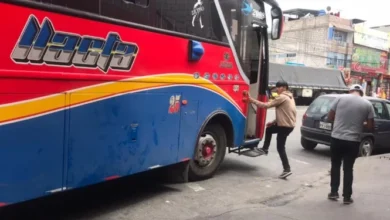 Unidad de la cooperativa Ñuca Llacta recoge a pasajeros en el sector de La Media Luna.