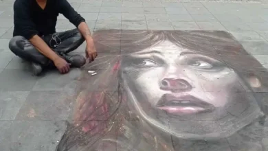 La ciudadanía se queda admirada con el arte que expresa @uzanza_1994 en las calles de Riobamba.