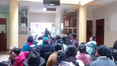 Personas se acercan la MIES para registrar sus cuentas bancarias y recibir el Bono de Desarrollo Humano.