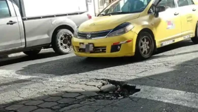 En la calle Colón los taxis deben de esquivar los baches para no caer en ellos.