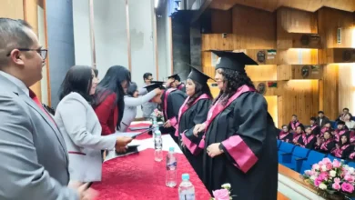 Adultos mayores terminan el colegio en Riobamba