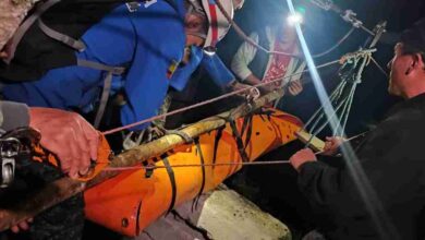 Rescatistas y miembros de la comunidad realizaron un arduo esfuerzo para recuperar el cuerpo de la deportista Mishell Sánchez Haro en una zona de difícil acceso en los páramos de Penipe, Chimborazo.