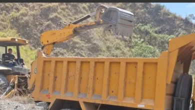 Alcalde del cantón Pallatanga realiza el mantenimiento de vías