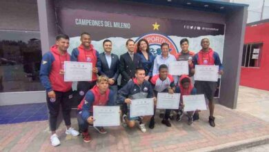 Ocho jugadores del Centro Deportivo Olmedo recibieron becas del programa de escolaridad inconclusa “Juana Miranda”.