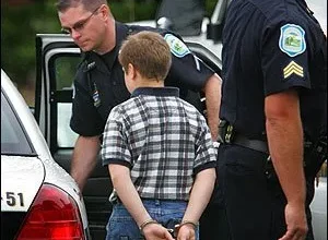 Niño de 11 años detenido por mostrar lista de personas a matar