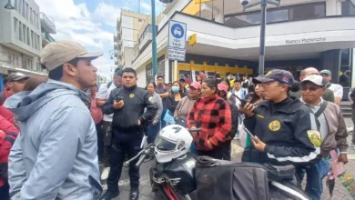 El conductor de una moto fue preso por no tener licencia ni matrícula por agentes de Tránsito. Ciudadanía apoyó al uno y a los otros