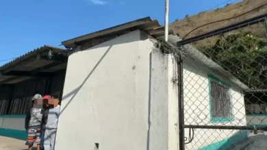 El retorno a clases de los estudiantes de la escuela Eloy Alfaro de Alausí, se ha visto marcado por instalaciones en malas condiciones.