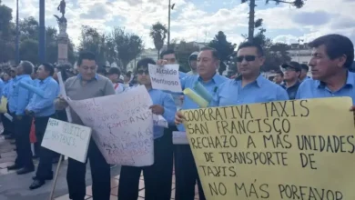 Taxistas protestan en Municipio Riobamba por presunta corrupción por el incremento de taxis.
