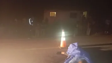 Un joven chocó contra un tractor y murió. La víctima es Dennys Michael Gómez Morales y el suceso fue en Molobog, el viernes 25 25 de octubre