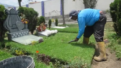 En el Cementerio de Riobamba: Carlos Flores trabaja entre el susurro de los muertos. Le pagan 10 dólares mensuales por tumba arreglada.