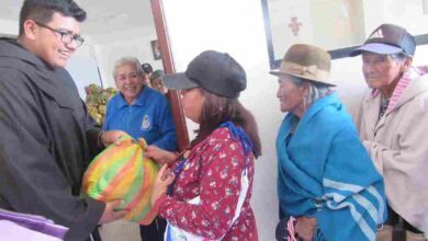 En la Loma de Quito, la comunidad San Francisco brindó almuerzo a 800 pobres de la ciudad de Riobamba.