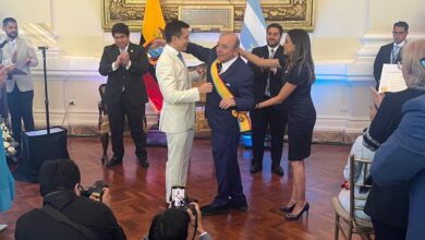 Presidente Daniel Noboa condecora a su padre Álvaro Noboa