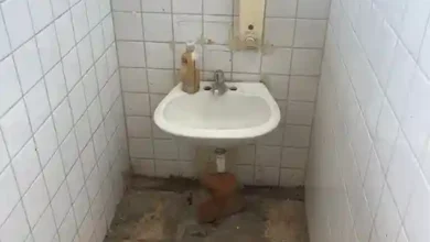 Una madre de familia denuncia malas condiciones en UE Carlos Garbay: cables en el piso, ducha convertida en bodega, falta de personal...