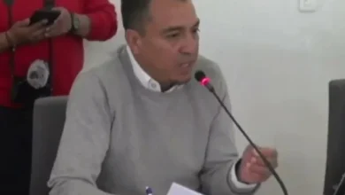 Concejo Municipal de Riobamba remueve a secretario Ramiro Vllejo.